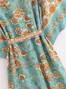 Detailansicht des böhmischen Blumendrucks und Taillengürtels an einem langen Kimono.