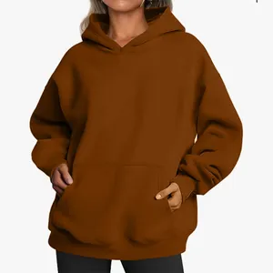 Detailweergave van oversized bruine fleece hoodie met voorzak en geribbelde manchetten