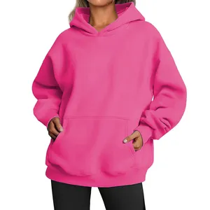 Comfortabele oversized felroze fleece hoodie voor dames met kangoeroezak