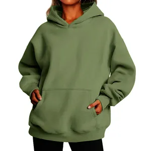 Vooraanzicht van een oversized olijfgroene fleece hoodie met kangoeroezak voor dames