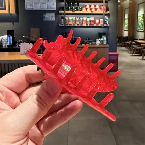 Primer plano de una pinza para el pelo roja translúcida de la serie de frutas
