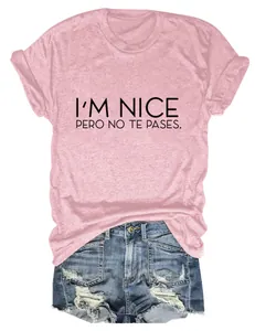 Stilvolles rosa Kurzarm-T-Shirt mit I'M NICE Aufdruck und Distressed Denim Shorts SKU