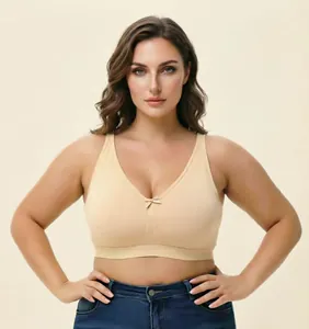 Detail van een plus size draadloze katoenen beha in nude kleur met een geribbelde textuur.