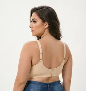 Achteraanzicht van een beige plus size draadloze beha met volledige cup en sluiting
