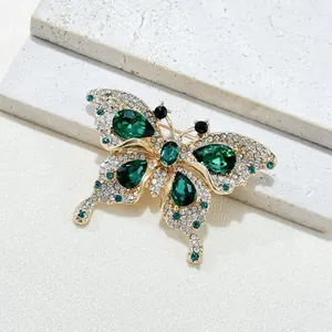 Eleganter goldfarbener Schmetterlings-Brosche mit smaragdgrünen Kristallen und Strass.