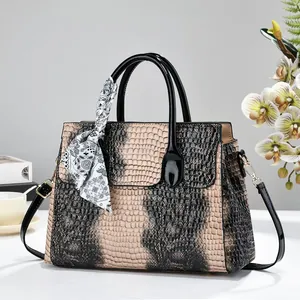 Sac à main élégant au motif serpent avec foulard en soie décoratif et bandoulière