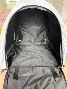 Vista interna di una tenda parasole pieghevole per laptop con rivestimento antiriflesso
