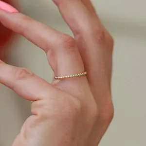 Anello con perline dorate minimalista da donna perfetto da abbinare con stile ogni giorno