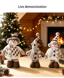 Trois jolies poupées de Noël en peluche sur une table dans un décor de fête chaleureux