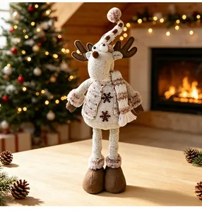 Vue détaillée d'une poupée de renne de Noël tricotée debout dans un cadre chaleureux.
