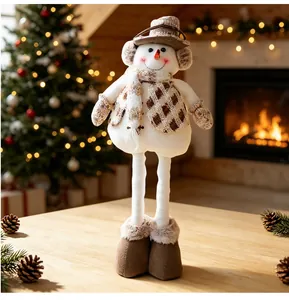 Vue détaillée d'un bonhomme de neige en peluche avec jambes télescopiques en décor festif