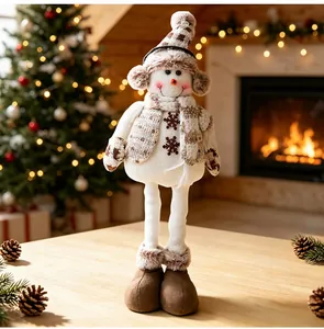 Détail d'une poupée de bonhomme de neige de Noël avec bonnet en tricot et cache-oreilles.