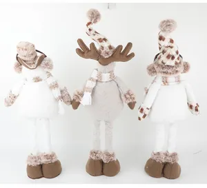 Vue arrière de poupées de Noël en peluche, bonhomme de neige et renne, à jambes télescopiques