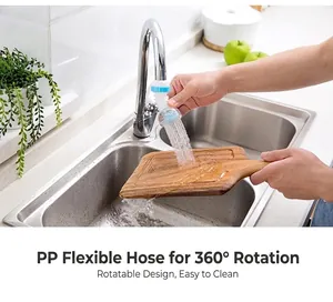Extensor de grifo giratorio de 360 grados rociando agua en tabla de cortar