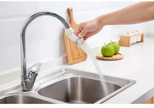 Primer plano del extensor de filtro de agua para grifo de cocina giratorio de 360 grados