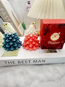 Vue détaillée des bougies parfumées en sapin de Noël et du coffret cadeau rouge festif