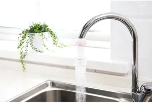 Aireador de grifo de cocina rosa retráctil con chorro de agua en fregadero