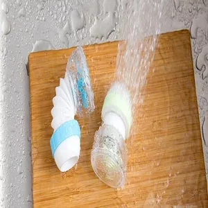 Detalle que muestra el chorro de agua de la boquilla de filtro de grifo giratoria 360