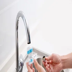 Detalle de la instalación del aireador de grifo de cocina giratorio 360 con filtro