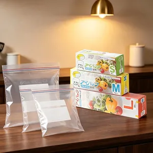 Set van drie transparante voedselopbergzakken met bijbehorende verpakking op een tafel.