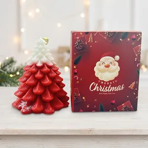 Détail d'une bougie parfumée en forme de sapin de Noël avec boîte cadeau
