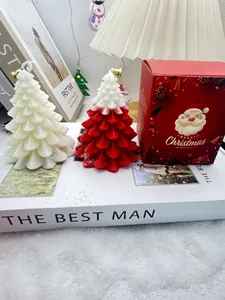 Vue détaillée des bougies parfumées en forme de sapin de Noël dans un coffret cadeau