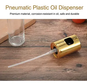 Vista detallada del cabezal pulverizador de aceite dorado y tubo para pulverizadores de cocina