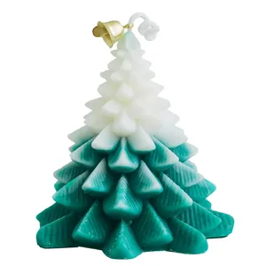 Bougie parfumée en forme de sapin de Noël avec dégradé sarcelle et petit ornement de cloche dorée