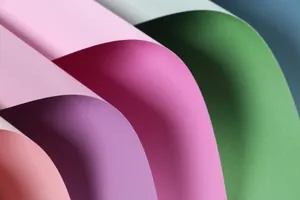 Gedetailleerd overzicht van meerkleurig waterdicht inpakpapier voor bloemen