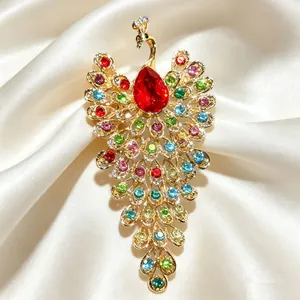 Vue détaillée d'une broche paon de luxe avec des strass colorés sur de la soie