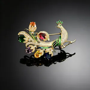 Vue détaillée d'une broche paon de luxe avec des gemmes colorées et dorure fine