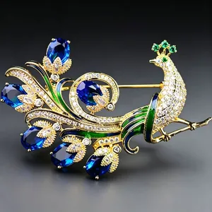 Gros plan sur une broche paon avec cristaux bleu saphir et pierres pavées