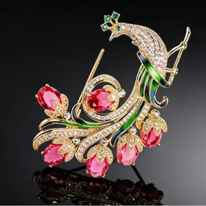 Vue détaillée d'une luxueuse broche paon vintage avec pierres roses et émail coloré