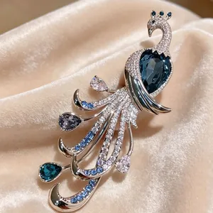 Vue détaillée d'une broche paon en argent de luxe avec des cristaux bleus brillants