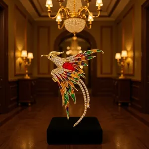 Détail d'une broche phénix en strass colorés avec un arrière-plan de palais luxueux