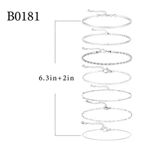 Détail d'un ensemble de 7 bracelets multicouches argentés avec chaînes torsadées