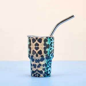 Vue détaillée d'un mini gobelet isotherme 3oz imprimé léopard avec paille en inox