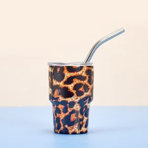 Vue détaillée d'un mini gobelet isotherme 3oz motif léopard avec paille en métal