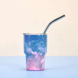 Détail d'un mini gobelet isotherme 3oz motif galaxie avec paille en métal et couvercle