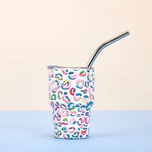 Vue détaillée d'un mini gobelet isotherme de 3oz avec imprimé léopard coloré et paille