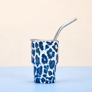 Détail d'un mini gobelet isotherme 3oz avec imprimé léopard bleu et paille en métal.