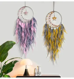 Maan en ster dromenvangers met gekleurde veren in een stijlvol en modern interieur