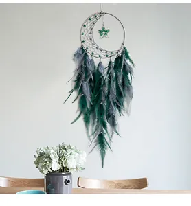 Handgemaakte maan- en sterdromenvanger met elegante groene en grijze veren