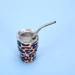 Détail d'un mini gobelet de 3oz à imprimé léopard avec paille en inox et couvercle.