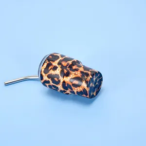 Gros plan d'un mini gobelet isotherme 3oz avec motif léopard et paille en métal