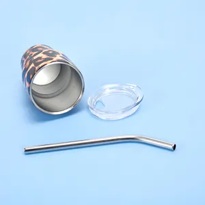 Détail du mini gobelet isotherme 3oz motif léopard avec paille en métal et couvercle