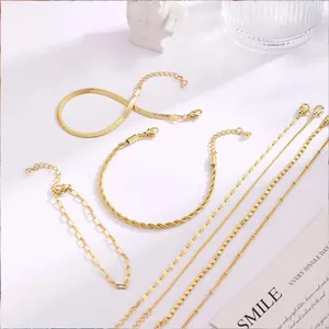 Ensemble de bracelets dorés multicouches avec chaînes serpent et trombone élégantes