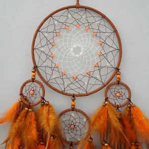 Χειροποίητη ονειροπαγίδα boho με πορτοκαλί φτερά και ξύλινες χάντρες για τον τοίχο