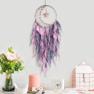 Dromenvanger voor aan de muur met sterhanger en zachte roze en grijze veren decor