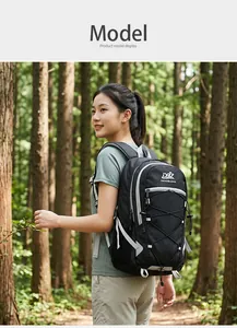 Asiatisches Model mit großem schwarzem Wanderrucksack in einem Waldgebiet